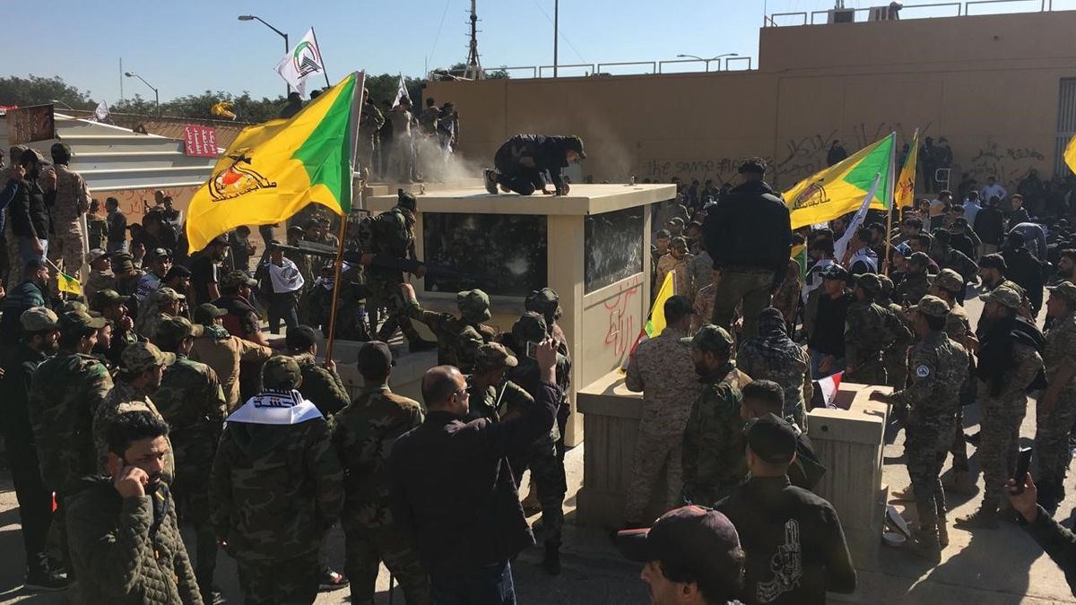 Šíitští demonstranti vzali útokem americkou ambasádu v Bagdádu